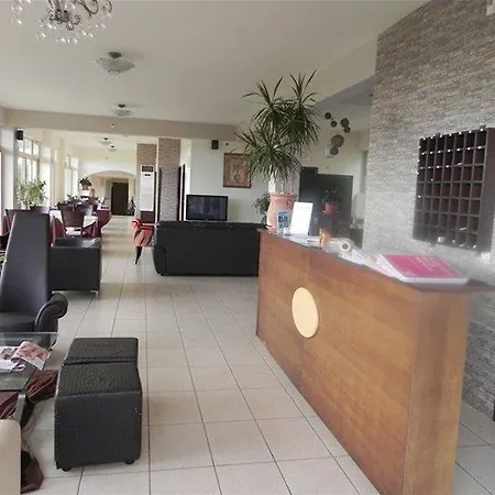 Maxine Hotel 3*